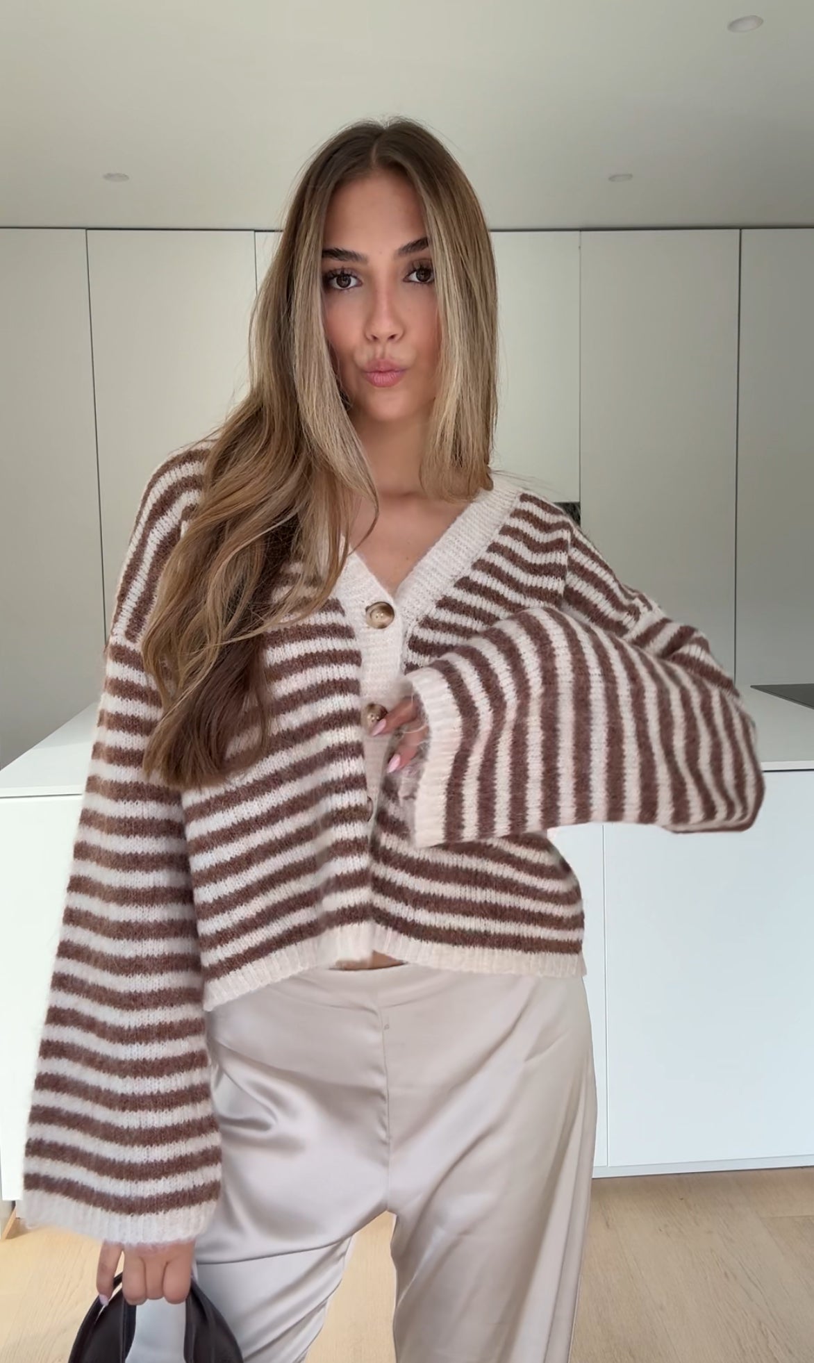 STRIPED V-NECK CARDIGAN CINNAMON