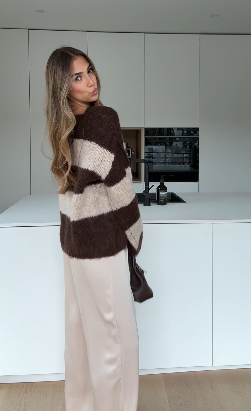 BOLD STRIPE PULLOVER DARK CHOCOLATE