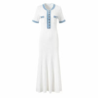 Sommerkleid mit blauen Akzenten